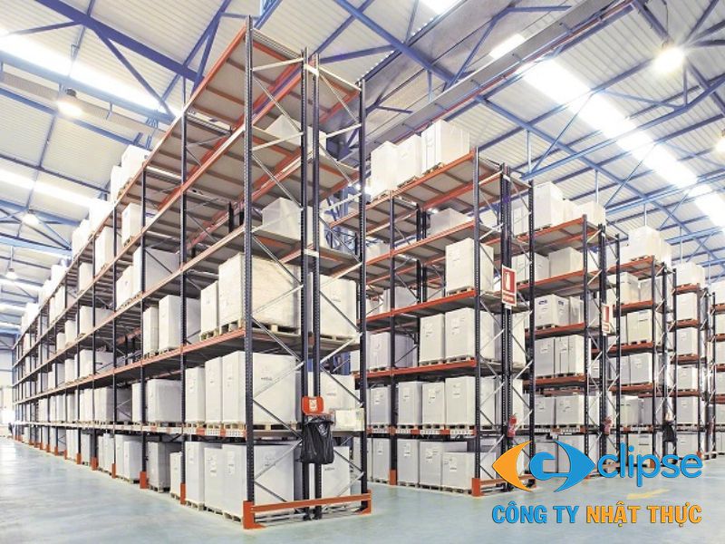 Hệ thống giá kệ hiện đại giúp sắp xếp và bảo quản hàng hóa khoa học