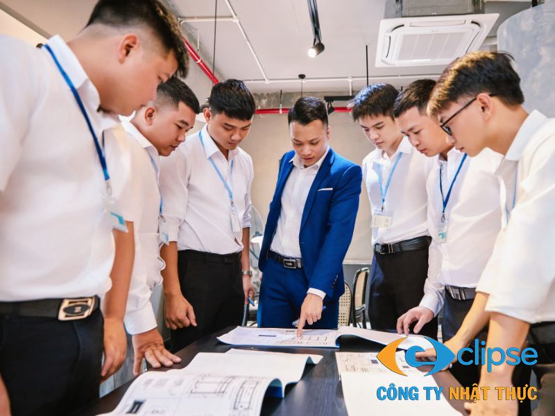 Đội ngũ kỹ thuật Nhật Thực nghiên cứu vị trí lắp đặt camera tại nhà xưởng