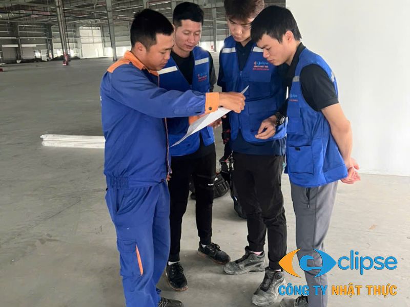 Đội ngũ Nhật Thực khảo sát vị trí lắp đặt camera hải quan Hưng Yên cho DNCX