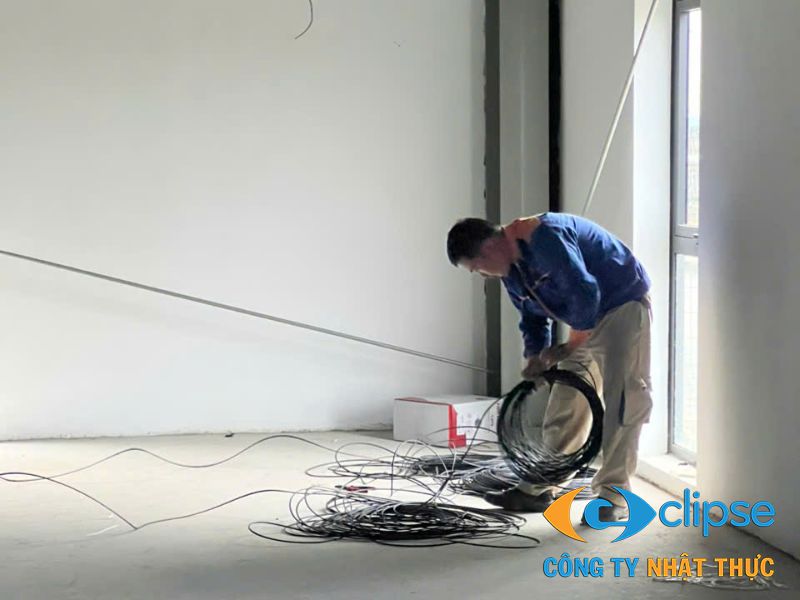 Kỹ thuật viên Nhật Thực thi công hệ thống camera hải quan Phú Thọ cho nhà xưởng