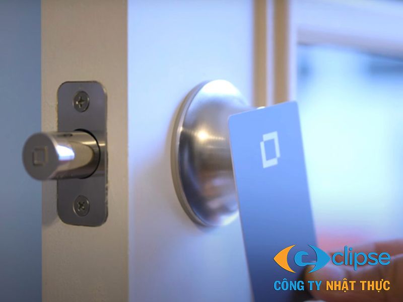 Kỹ thuật viên Nhật Thực kiểm tra đầu đọc thẻ trên khóa cửa thông minh 