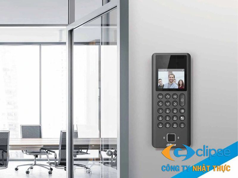 Đăng ký vân tay cho nhân viên trực tiếp trên thiết bị giúp dữ liệu chính xác.