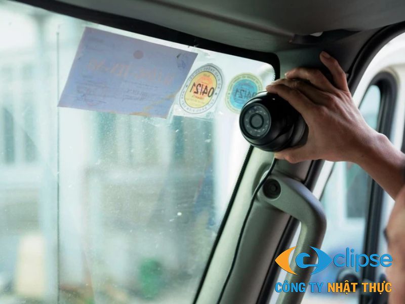 Kỹ thuật viên Nhật Thực lắp camera xe khách đúng kỹ thuật