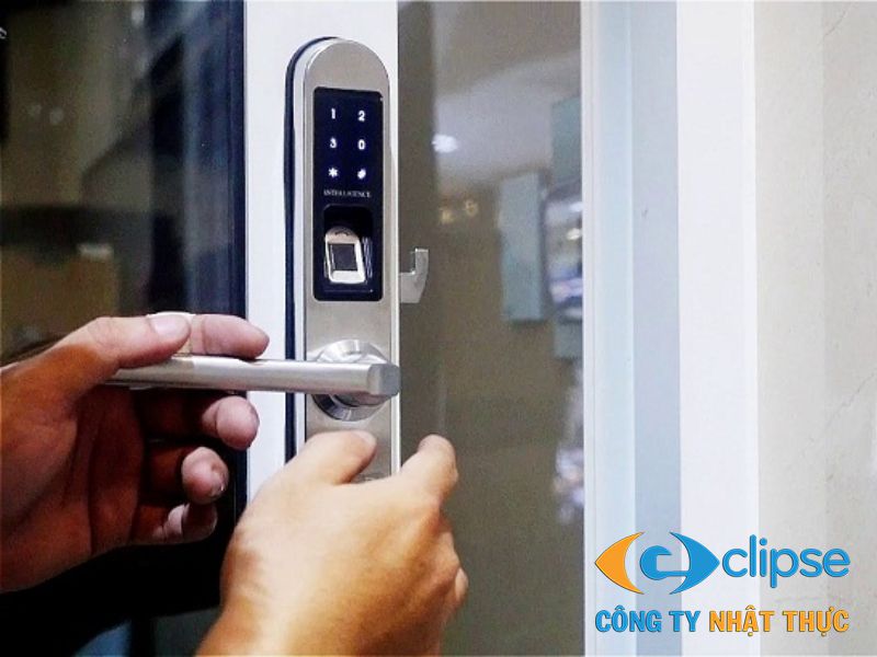 Khóa vân tay thiết kế thanh mảnh giúp ôm trọn đố nhôm hẹp mà không cần khoan đục quá nhiều.