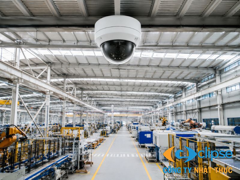Mắt camera AI phát hiện khói lửa được gá lắp cố định trên vách trần nhà xưởng