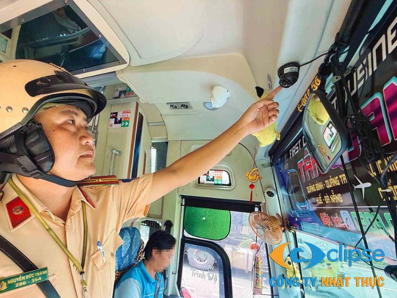 Cảnh sát giao thông đang kiểm tra hệ thống camera trên xe khách