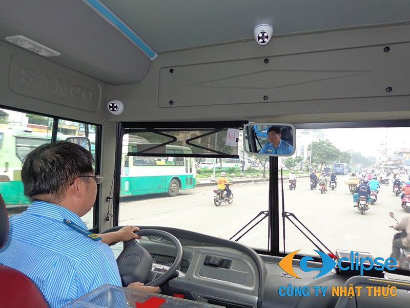 Ban điều hành sử dụng camera quản lý xe từ xa để theo dõi lịch trình xe chạy