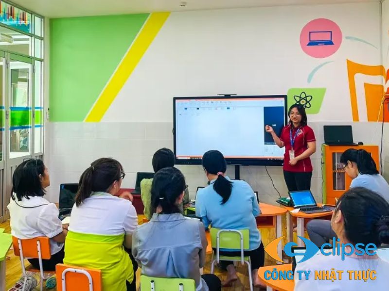 Giáo viên và học sinh cùng tương tác trực tiếp trên bài giảng kỹ thuật số sinh động.