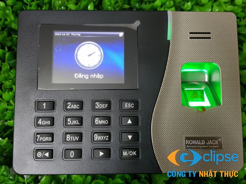 Nhân viên cần đặt ngón tay đúng tâm quét 