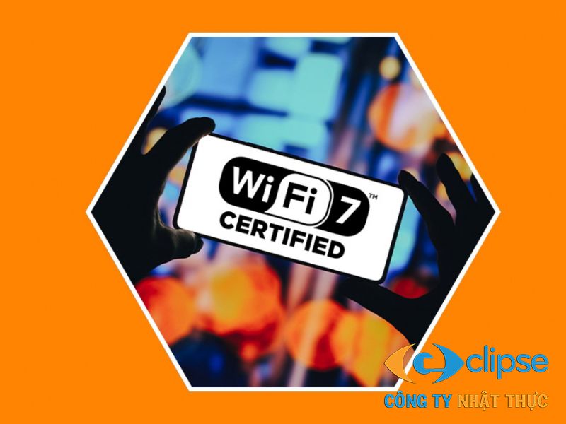 Khách hàng thoải mái làm việc từ xa tại quán nhờ mạng internet ổn định.