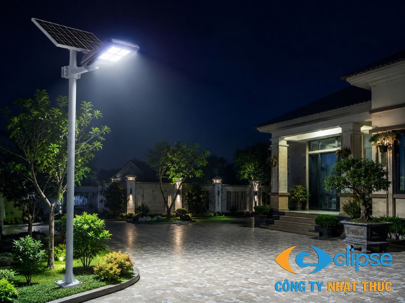 Hệ thống đèn pha solar công suất lớn giúp tỏa sáng rực rỡ cho toàn bộ khoảng sân trước nhà
