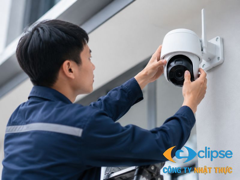 Kỹ thuật viên thực hiện các thao tác căn chỉnh góc quét thấu kính camera