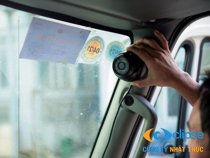 Mắt camera lắp ở cửa xe hỗ trợ kiểm soát hành khách và hàng hóa an toàn