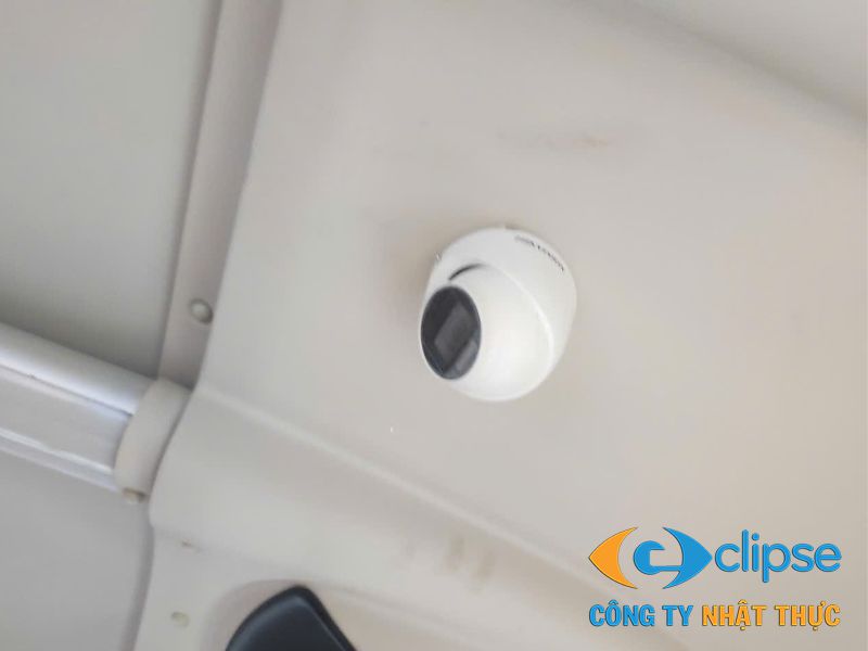 Camera gắn trần xe quan sát toàn diện không gian bên trong khoang hành khách