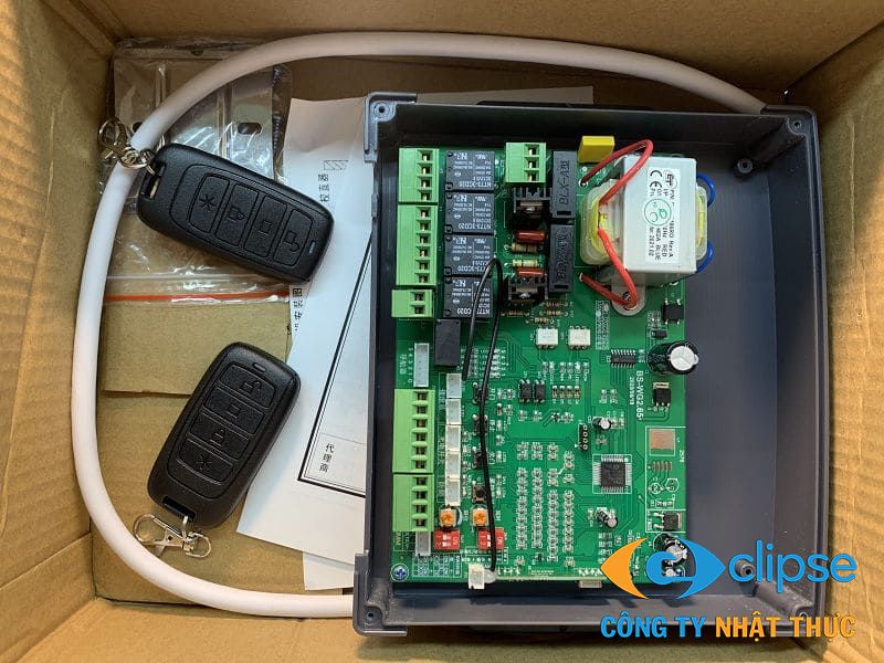 Cấu tạo bảng mạch điều khiển cổng xếp bằng inox