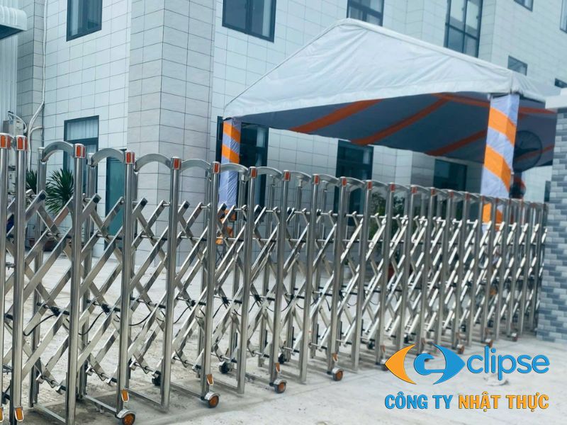 Mẫu cổng xếp inox tự động tại Nhật Thực