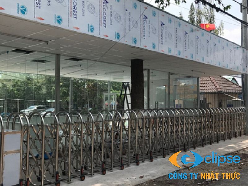 Đơn vị lắp đặt cổng xếp inox Hà Nội tại địa phương giúp tối ưu chi phí hơn
