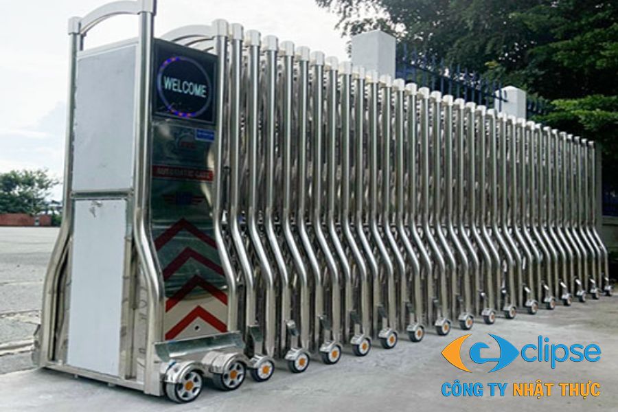 Cổng xếp tích hợp đèn LED và màn hình