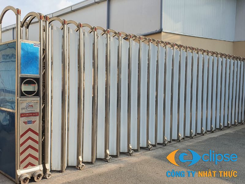 Mẫu cổng xếp inox tự động điều khiển từ xa