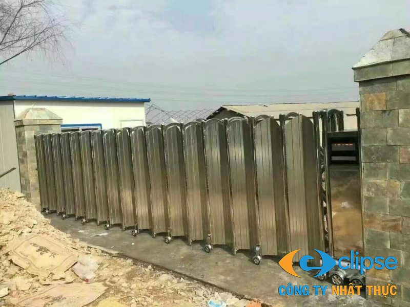 Mẫu cổng xếp inox có lá chắn