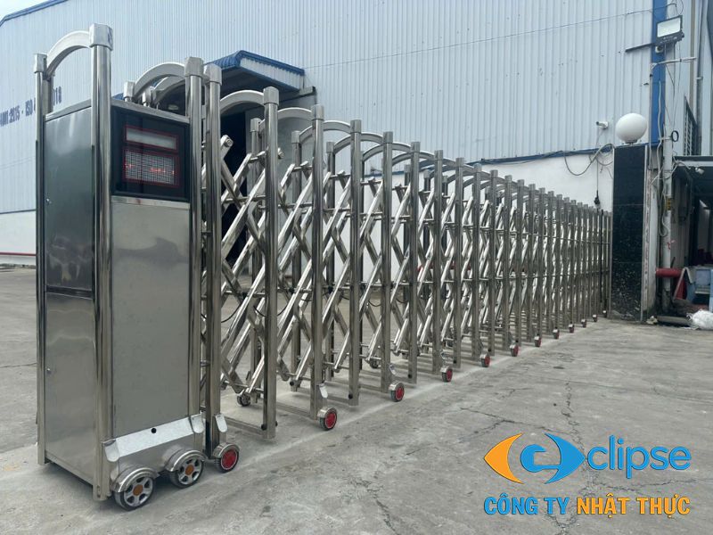 Cổng xếp inox Nghệ An không đơn thuần là một rào chắn mà là một giải pháp đa năng