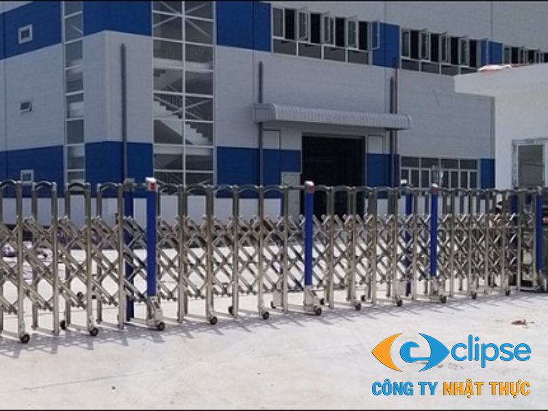 Cổng xếp inox được lắp đặt cho KCN