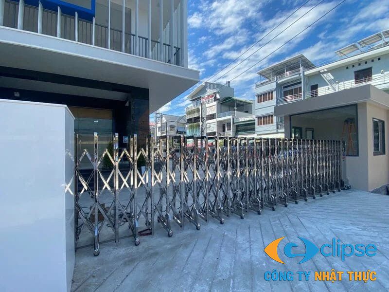 Mẫu cổng xếp inox 201
