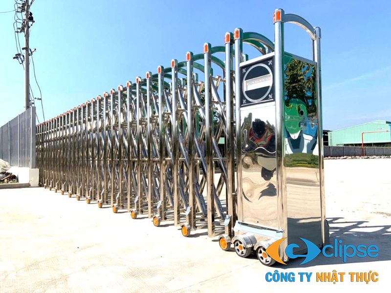 Lắp đặt cổng xếp bằng Inox Nhật Thực tại công trình thực tế