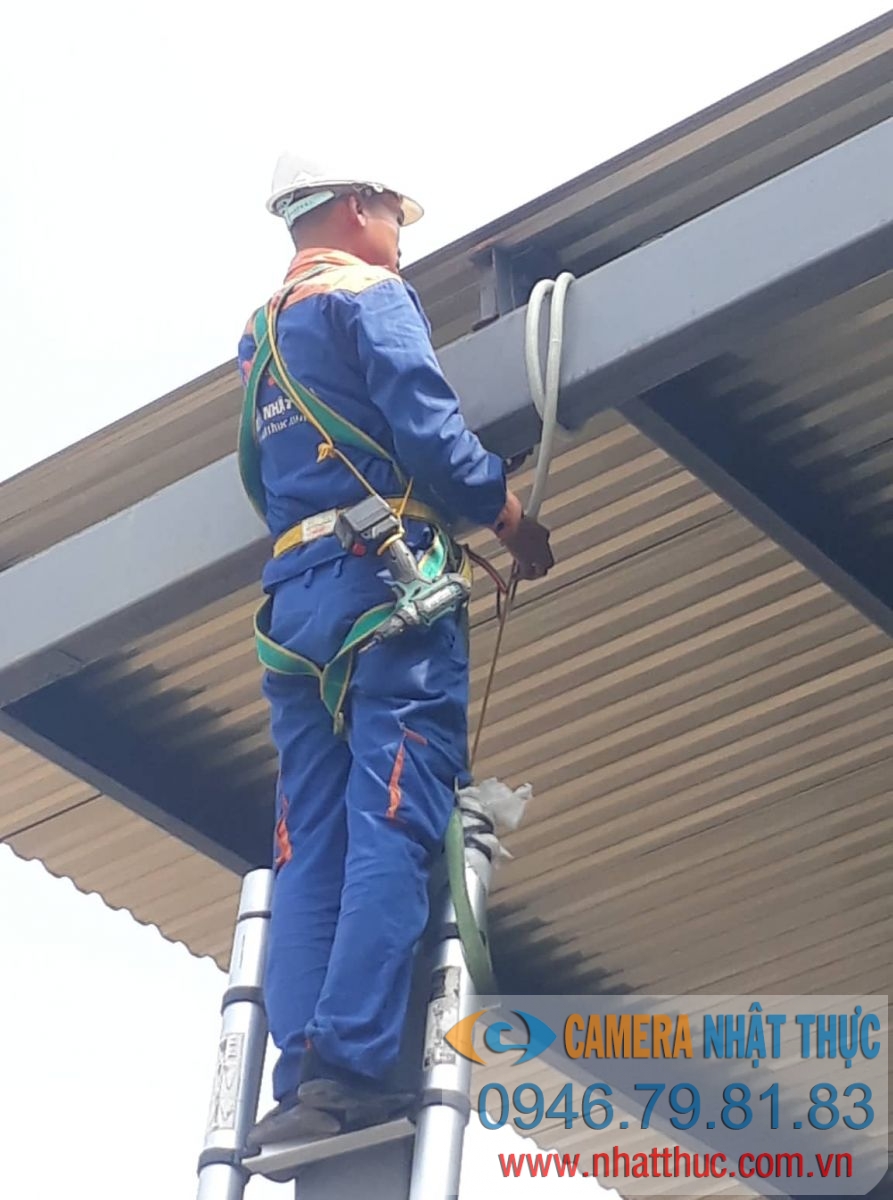 Đội ngũ kỹ thuật chuyên nghiệp của Nhật Thực với đầy đủ trang thiết bị và đồ bảo hộ