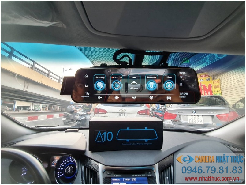 Một mẫu camera hành trình kẹp gương