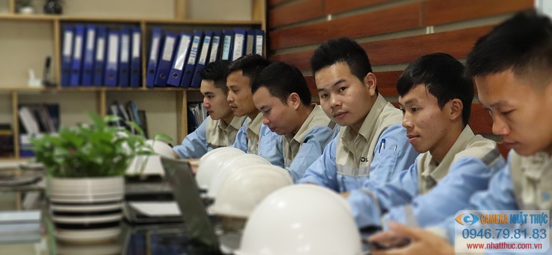 Đội ngũ kỹ thuật viên Nhật Thực họp trước khi triển khai hệ thống camera