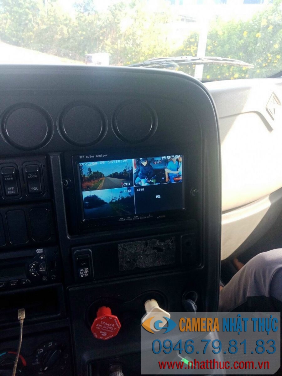 Màn hình hiển thị camera lắp đặt trên xe giúp lái xe kiểm soát trực tiếp