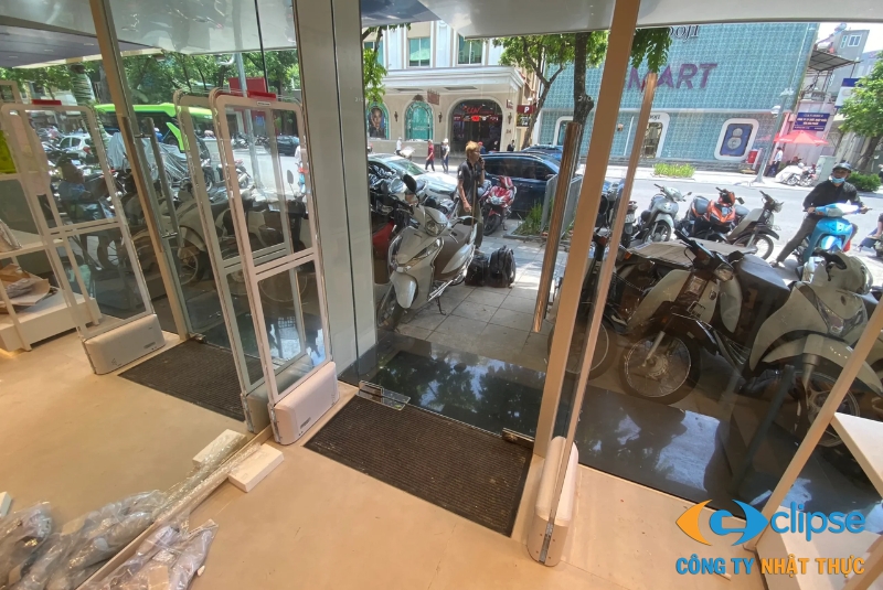 Đội ngũ kỹ thuật viên Nhật Thực thi công lắp đặt cổng từ an ninh chỉn chu, thẩm mỹ