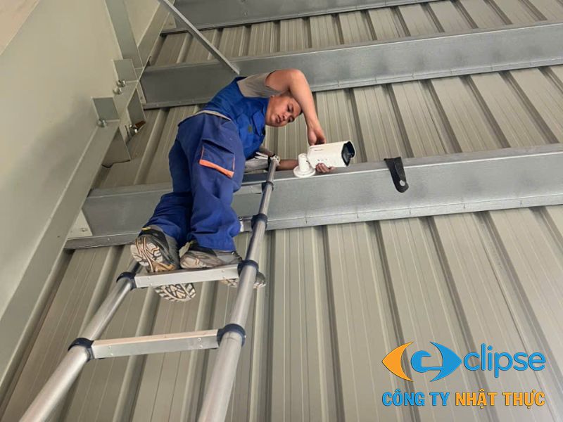 Đội ngũ kỹ thuật Nhật Thực đang kiểm tra hệ thống camera hải quan