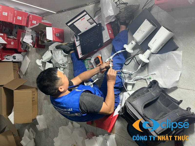 Kỹ thuật viên Nhật Thực lắp đặt camera chuyên dụng tại kho bãi KCN Thanh Liêm