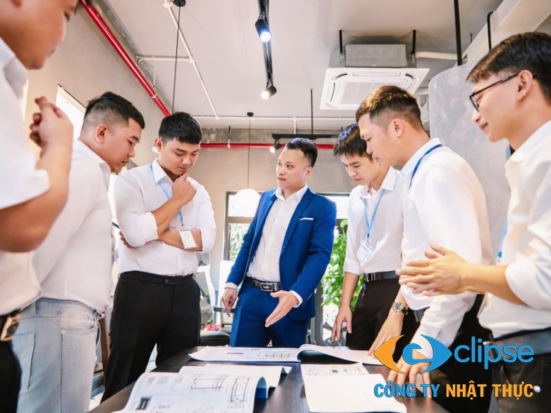 Đội ngũ Nhật Thực bàn bạc, nghiên cứu phương án lắp đặt camera hải quan