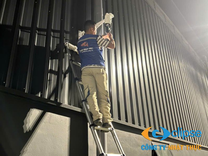 Kỹ thuật viên Nhật Thực thi công hệ thống camera giám sát chuẩn hải quan tại Thanh Hóa