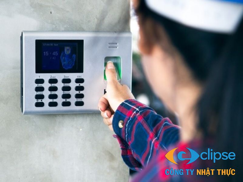 Cần thử test máy chấm công với 3 đến 5 người trước khi liên hệ thợ chuyên nghiệp