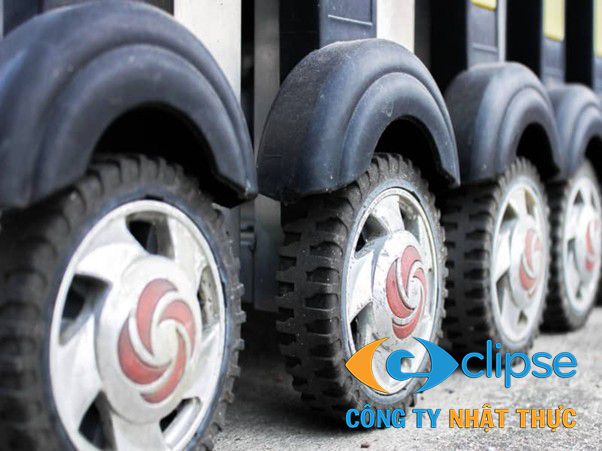 Bánh xe cổng xếp bị mòn, vỡ lớp cao su khiến cổng chạy lệch hướng