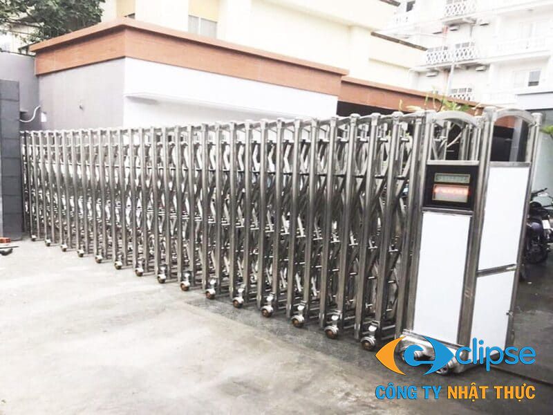 Cổng chuyển động giật lag hoặc  có các tiếng động lạ là dấu hiệu rõ ràng cần phải bảo trì