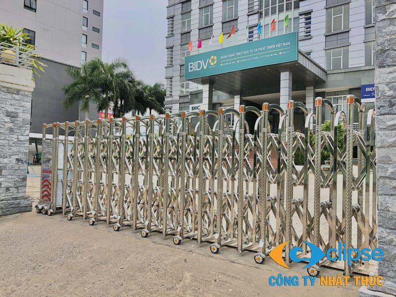 Cổng xếp inox 304 là lựa chọn hàng đầu khi ưu tiên độ bền và tính thẩm mỹ lâu dài