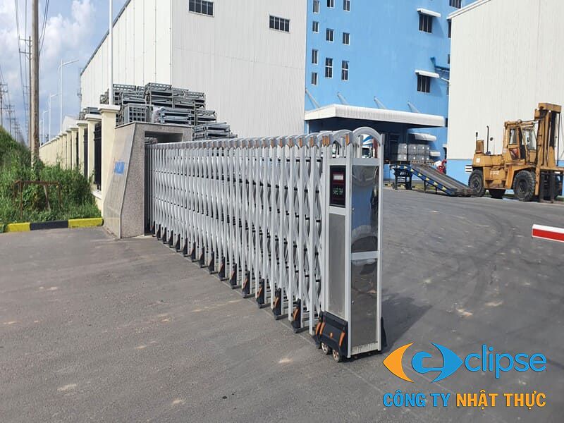 Cổng xếp không ray mang đến vẻ đẹp hiện đại cho mặt tiền doanh nghiệp