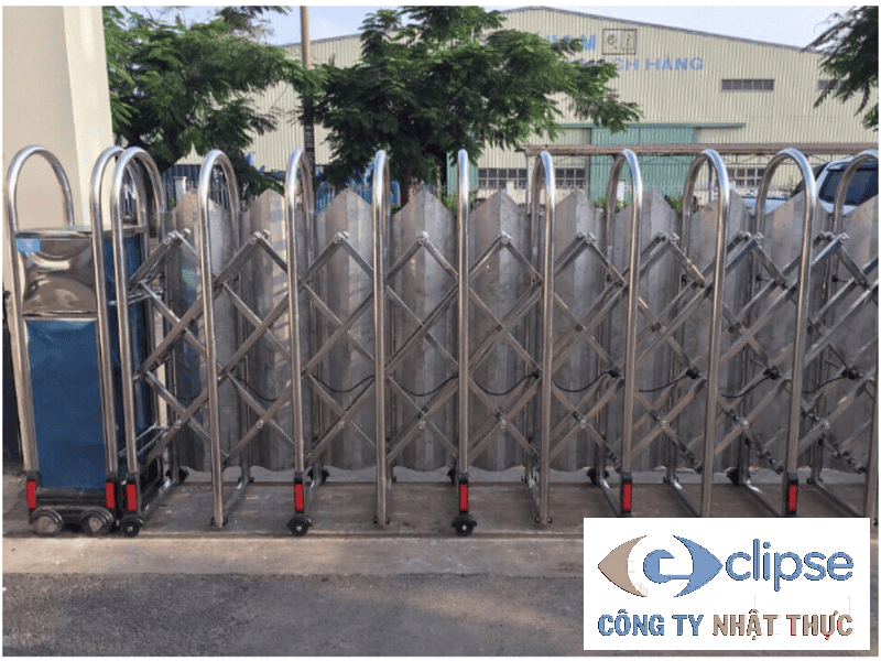  Cổng xếp tự động có ray lắp đặt âm nền