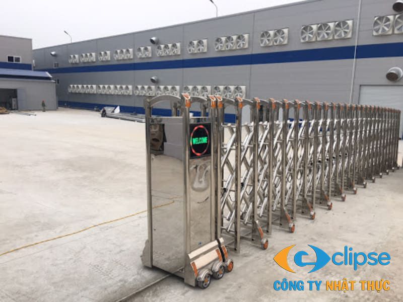 Lựa chọn cổng xếp inox 304 cho nhà máy giúp đảm bảo an ninh và vận hành bền bỉ