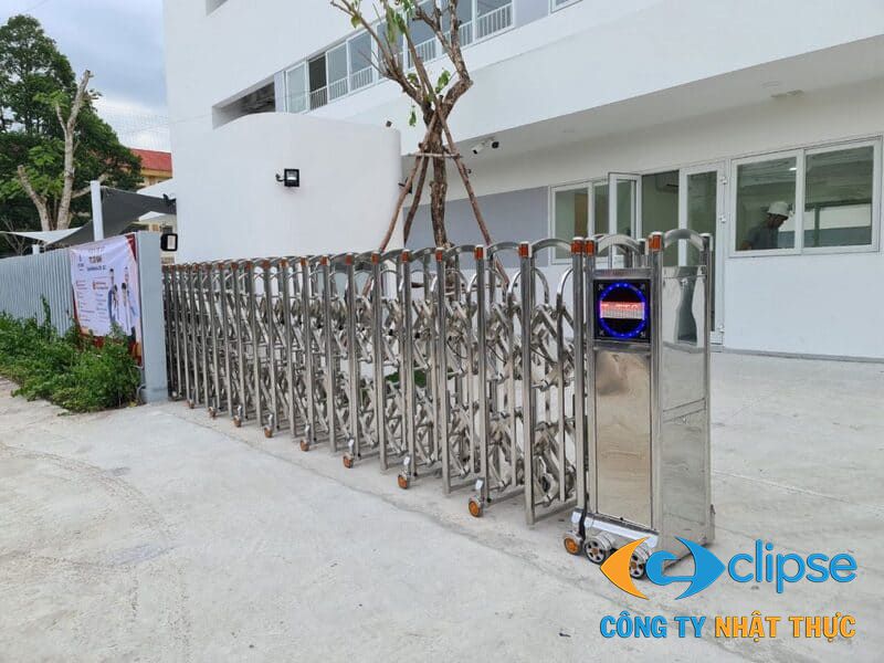 Thực hiện hướng dẫn bảo dưỡng cổng xếp inox định kỳ giúp tiết kiệm chi phí sửa chữa