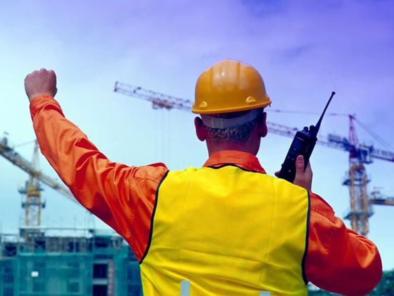 Công nhân dùng bộ đàm cầm tay tại công trình Vinh