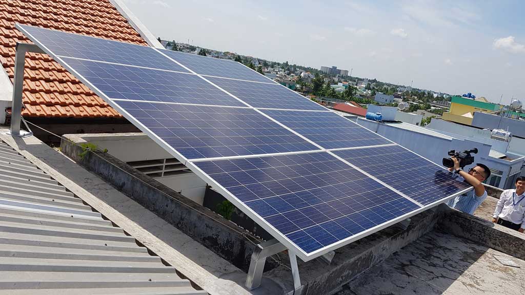 Toàn cảnh hệ 10 kWp lắp trên mái dốc, nhìn rõ cấu trúc tấm pin.