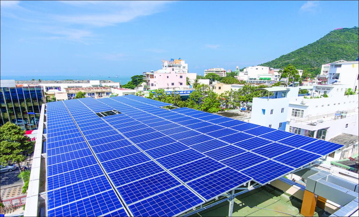 Pin mặt trời trên mái nhà hoặc công trình công cộng