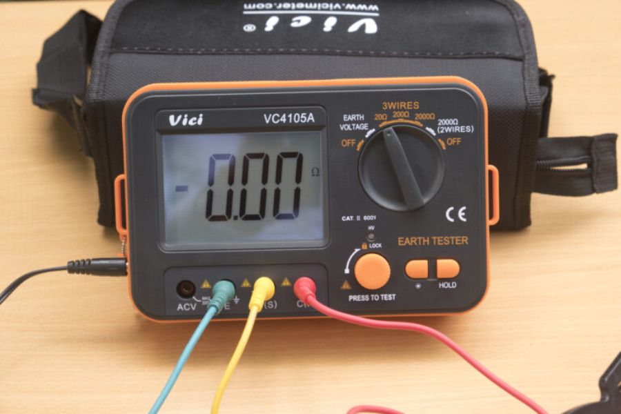 Tiến hành kiểm tra điện trở đất, sao cho giá trị dưới 10W là đạt yêu cầu.