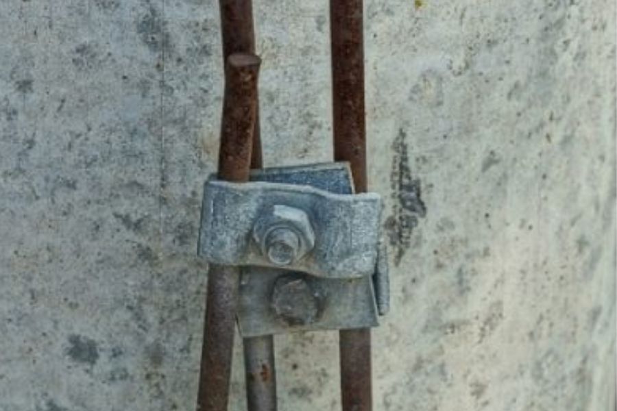 Một điểm tiếp xúc trong hệ thống chống sét bị oxy hóa, rỉ sét do không được bảo trì